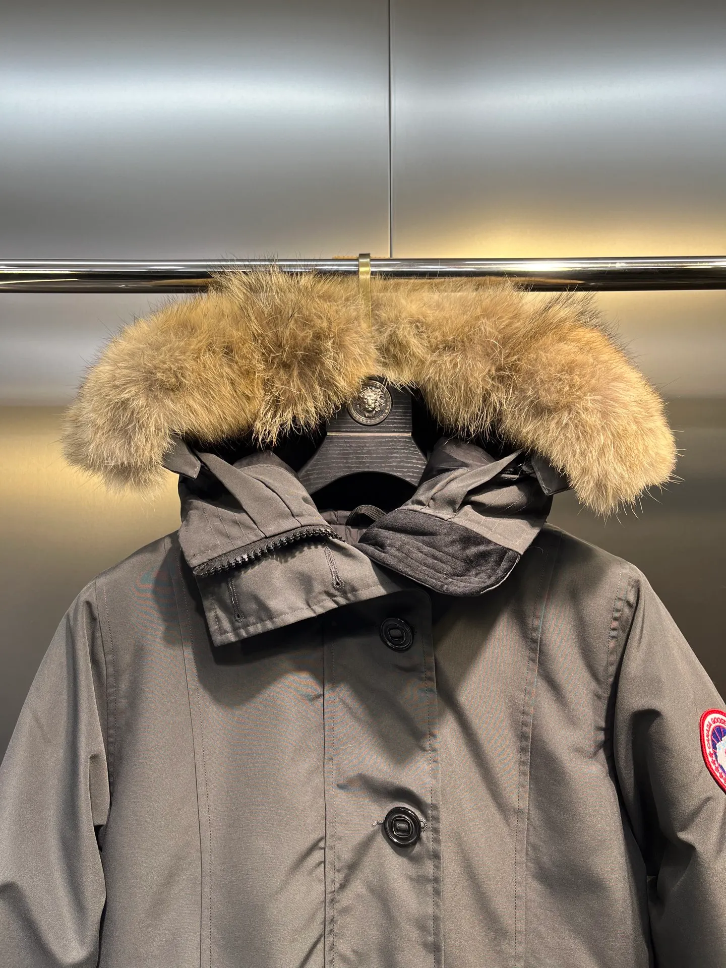 P860 Canada goose/Canada Goose 05 model 2580LA CANADA GOOSE/Canada Goose Rossclair parka women's down jacket, authentic original clothing molding, all accessories are custom-made from the original factory. This model is very unique. The zipper at the back can be opened to change into a dovetail style, with diagonal pockets and a layer of hidden pockets underneath. The official website has become a popular model. The softness and hardness of the fabric are compared with the genuine ones. It can be restored by kneading at will (fabric misunderstanding: fabrics with high hardness are not waterproof. Only those who buy the latest genuine version this year will notice the softness and comfort of the fabrics). The down is synchronized with the genuine white duck down. It is fluffy and not lumpy. The electronically controlled down charging machine is used to fill the zippers with customized genuine YKK zippers. High hardness and no lag. The fur collar is purchased from the same manufacturer as Wolf Hair. (Cooperative factory 2019 Canadian wolf skin auction and Big Goose official auction of wolf skin fur collars on the same site) All workmanship and wiring are controlled by workers with more than ten years of service. They must be horizontal and vertical, and are not crooked. The density of the inner wiring is more exquisite. Compare at will. Big goose label, collar label, washed label, hang tag, zipper rope, pocket label, back label, collar velvet, Velcro fasteners, all details of the cuffs are updated simultaneously with the original product, the best version, and the most complete color matching. The fighter in World 05 battles various world goods. Size: XS-XL